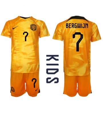 Holandsko Steven Bergwijn #7 Domácí dres komplet pro Děti MS 2022 Krátkým Rukávem (+ Krátké kalhoty)